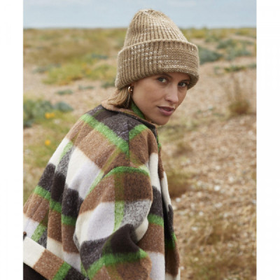 Chunky knit reverse patch beanie